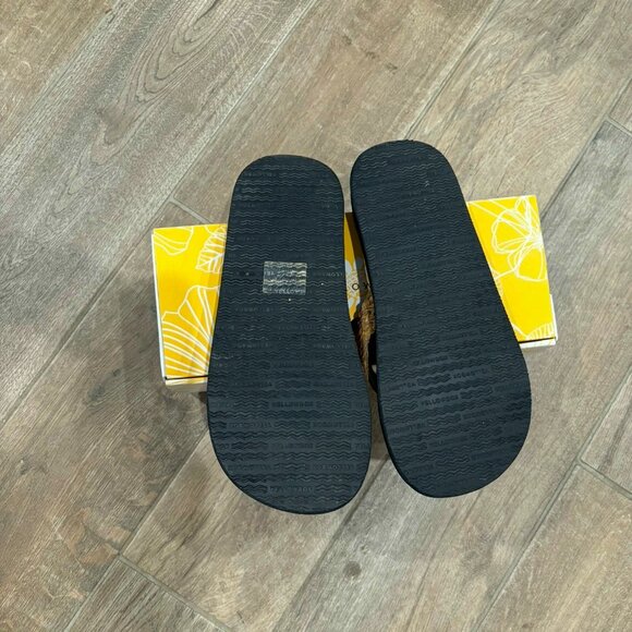 Yellow Box Falia Tan Flip Flops, size 8.5 - Picture 3 of 3